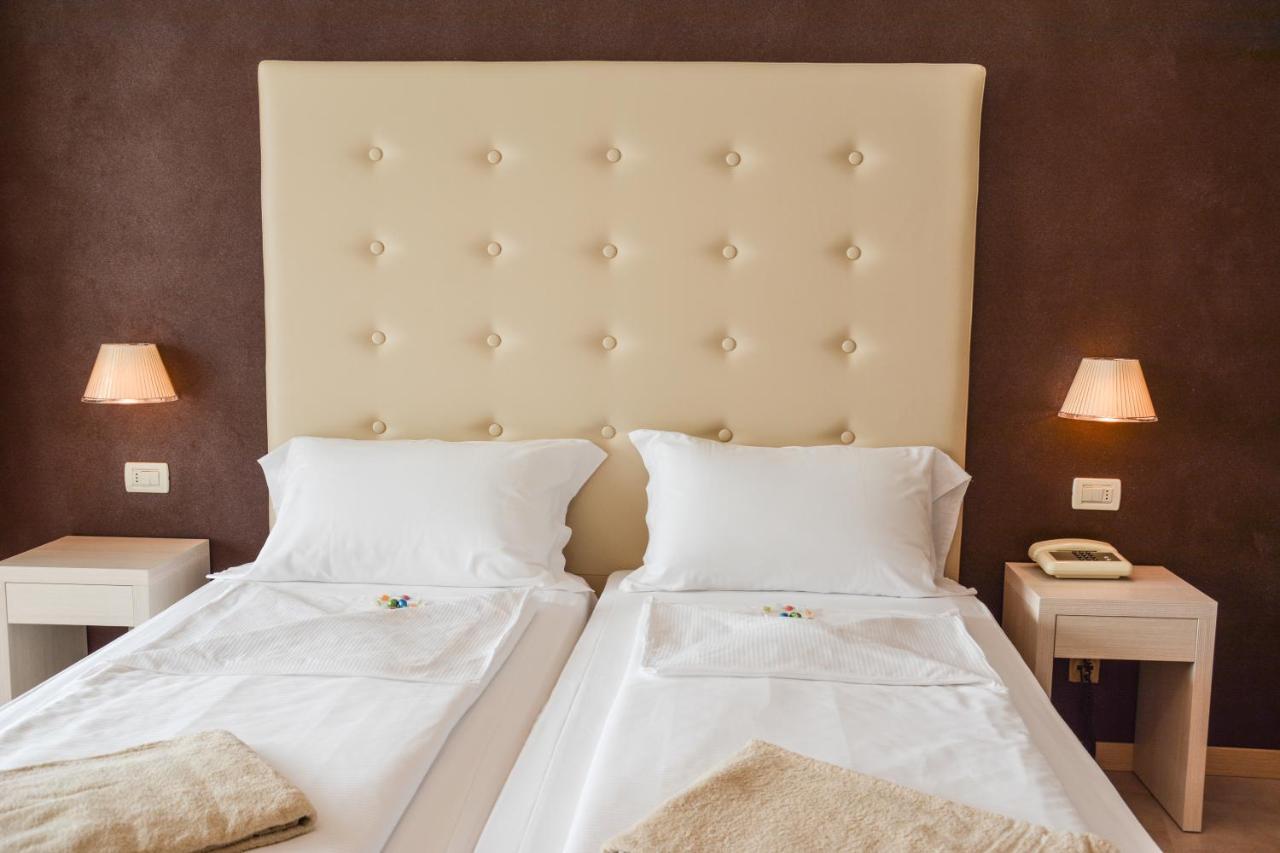 Hotel Astor ลีโมเนซุลการ์ดา ภายนอก รูปภาพ