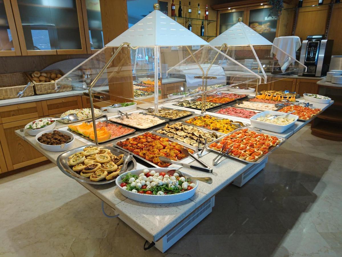 Hotel Astor ลีโมเนซุลการ์ดา ภายนอก รูปภาพ